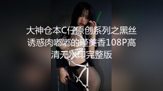 【户外小仙儿】放假在家一个人拿着板凳腿来玩自己的小穴 父母在客厅看电视 我把房间门打开玩