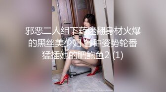 看见心目中的女神学妹反蹲着上厕所