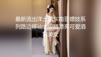 大奶伪娘炸裂3P  撅着肥臀被小哥哥后入 边操边撸体验双倍快乐！