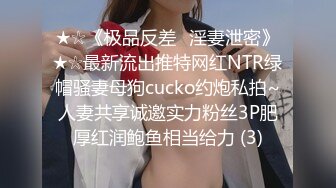 公交车站一路跟踪CD短裙美女竟然没有穿内内??两片有点发黑的大阴唇直接暴露出来了