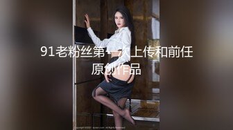  苗条妹子，一个人在卧室中反锁门，跳蛋自慰特写粉穴