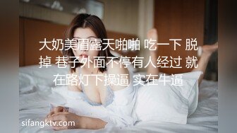 温泉会所偷拍发育丰满的极品眼镜学生妹一对完美的圆锥形竹笋奶