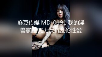 后入式抽插穿着开档情趣丝袜的骚女人