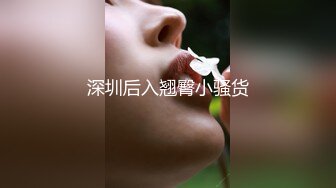 大神的漂亮小母狗，坐在床上拉下裤子一半，女友就迫不及待含住大鸡巴，努力吃鸡，小唇舌滑上滑下 真舒服！