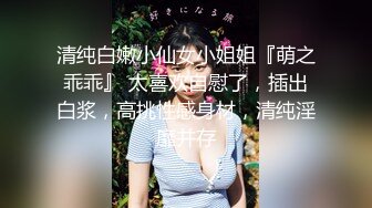 【新片速遞 】  大奶美女露出 今天最刺激了在满是人的健身房自慰 又不敢叫 这个阳具好大小穴被填满了 插出好多白浆 