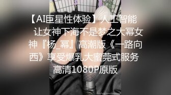 冒險把窗戶破個洞偷看兩個大學妹洗澡,前面妹子粉嫩的乳頭