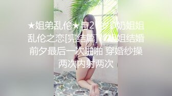 跟随偷窥跟男友坐地铁的眼镜美女 想到这么清纯的妹子 出门居然不穿内内 旁边大哥有没有闻到骚味