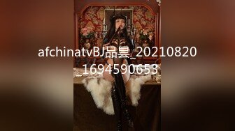 时尚性感高挑女神妹子，白色T恤超短裙胸部鼓胀饱满，白嫩笔直美腿，销魂黑丝欲望沸腾三人行前后夹击猛搞