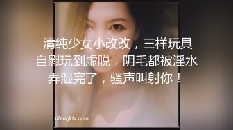   上面在玩吃鸡下面美女吃JB ，极品美女趴在桌子下交 ，吸吮大屌用脚磨蹭小穴 ，顶级蜜桃臀