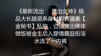 车震爆乳大洋马，趴在后排吃鸡，内裤扒到一边操肥臀，骑乘位干无毛肥穴，上下套弄自己动