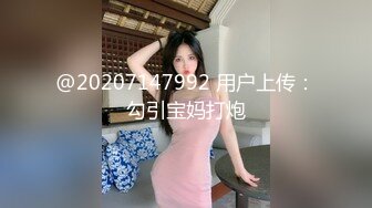 全景偷拍牛仔裤妹子 看着摄像头完全不知道在拍她