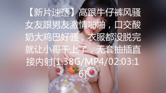 纹身熟女毫无保留的展示自己的生殖系统，甚至看到了里面的节育器