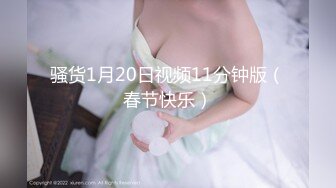  老婆越来越玩得开了，今天老公不在家，户外随手撩了两个男人到家里就舔起来，骚样整得好上瘾