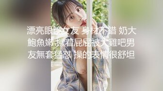  熟女妈妈 精神小伙和妈妈边操边缠绵互吻 趴在妈妈丰腴的身上大力抽插 只听啪啪作响