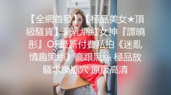 牛仔裤妹子，近距离特写掰穴椅子上跪着猛操