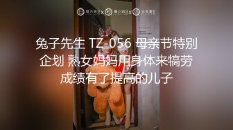 【新片速遞 】 开档黑丝妈妈 妈妈把逼掰开 想不想插进来 这个阿姨皮肤白皙 身材丰腴 鲍鱼肥美 