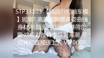 萌萌哒的小美女榨汁夏，跪在地上吃男友的鸡巴，小嘴巴吸进吸出，真得劲！