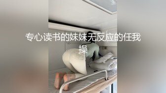 爆乳黑丝高跟露脸两个骚逼跟大哥激情4P，撅着屁股舔鸡巴让大哥揉奶抠逼，轮草两女互动撩骚，淫声荡语不断