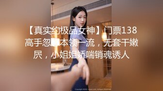 大神尾随偷拍美女裙底白色连衣裙超极品美女逛街买包，白色性感窄内JK制服小姐姐逛商场..超薄肉丝搭配粉白拼接内裤