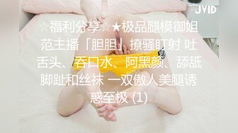 名门夜宴CD大师商场尾随美女偷拍裙底下的风光花裙小姐姐抓娃娃！粉窄内翘臀前后CD