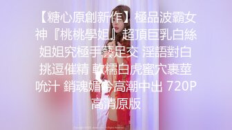 家庭摄像头，美艳妈妈赤裸奶子和小儿子卧室玩耍，怀着二胎，儿子拿零食给妈妈吃，边吃边玩手机，熄灯后右手拿得是什么？