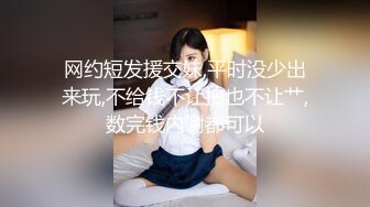 黑丝高跟伪娘 穿成这样在车库电梯口本身就是很涩情的事情 母狗居然还掰开屁穴对着门口做色色事