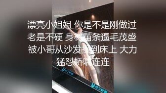 露脸先光用嘴巴后面加上手更爽