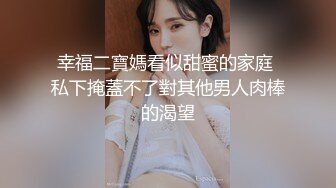 买保险的男友下班后在床上与女友研究胸部大小 最后顶不住诱惑 你情我愿啪啪啪了