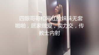  肉感巨乳骚御姐！浴室洗澡吃屌！穿上开档牛仔裤，后入大肥臀奶子直晃，特写视角进出抽插