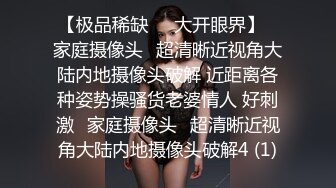 颜值很高的美女露脸跟好姐妹一起伺候小哥哥玩双飞，精彩刺激黑丝诱惑，一起舔弄大鸡巴，打着电话被小哥爆草