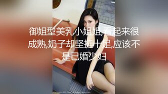 【新片速遞】苗条贫乳美少妇，酒店里面被推倒无套啪啪后入操逼