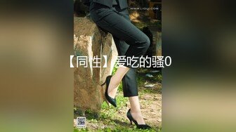 骚逼少妇跟渣男玩3P，躺在床上被肆意蹂躏，上面被草嘴下面被渣男用跳弹玩逼，压在身下爆草抽插全射逼毛上了