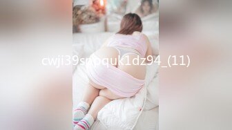 ❤️❤️顶级白虎馒头B，堪称名器，面罩美少女，美穴超级粉嫩，抹上乳交非常滑，假屌磨蹭肥美