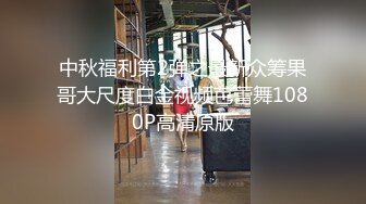  良家小少妇为了生活露脸3P性爱，让两个大哥轮流玩弄，揉奶玩逼各种抽插对着镜头浪叫呻吟