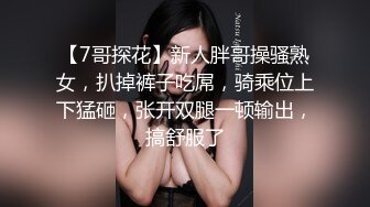 色魔摄影师忽悠身材丰满的女模特 穿上黑丝拨开鲍鱼狂拍她的大肥B