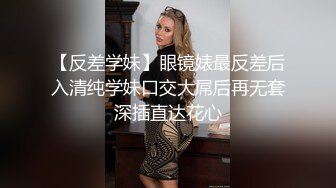 逛超市碰到屁股圆溜溜清纯的美女，尾随她上厕所偷拍，阴毛挺旺盛的啊！