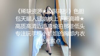 电影院女厕全景偷拍多位小姐姐嘘嘘全是没开苞的小嫩鲍一网打尽