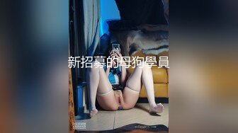 妈妈饿了跑到儿子房间吃鸡巴，自己揉奶玩逼扒下儿子内裤，舔弄大鸡巴，舔硬了自己拿着蹭逼逼，好骚啊别错过