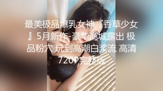 地攤上偷拍到的絕色美女,情趣白絲襪和極少見的透明藍色內內太挑逗誘人