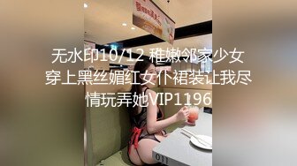 婚房红嫁衣新娘中途打电话聊骚聊完受不了就开始自慰，这么淫荡吧！太反差了！