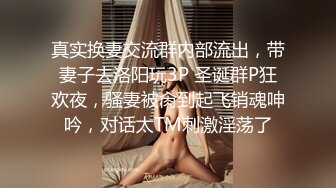 长相清纯娇小身材嫩妹足球宝贝装品牌，脱掉衣服翘起屁股露肥逼，深喉口交后入抽插摸阴蒂，骑乘猛操高潮出白浆