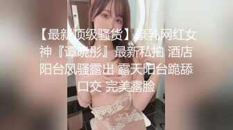 温柔似水的长筒靴小妹 蹲那里静静的排尿 很有淑女范