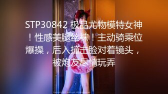 女厕厕所偷拍，清纯短发美少女，运动短裤女神，盯着摄像头似乎发现了什么，尿完赶紧走了