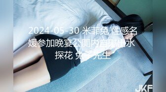 00后无敌呆萌妹妹！背带裤看贫乳！一线天馒头嫩穴，洗完澡小男友操逼，扶屌抽插撑爆小穴