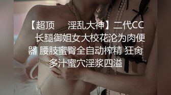 巨乳美女手握棒子的姿势让人浮想联翩