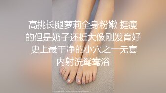 物业管理保安上门收管理费强干正在直播的制服女主播