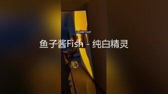 餐厅里黑裙长腿无内扫女，换换腿吸引注意力