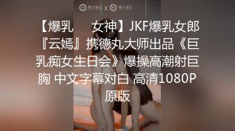 巨乳奶妈少妇，两只奶水饱满的乳房碰撞一起挤奶清纯可口的奶水，真是诱惑啊，好想 用嘴去帮她接着！！