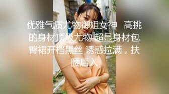 鸭哥寻欢牛仔短裤骚女扭动屁股诱惑，骑坐摩擦口交沙发上后人猛操，特写抽插大屁股非常诱人