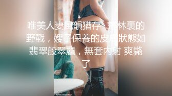 最新全镜偷窥黑白格子短裤少妇嘘嘘